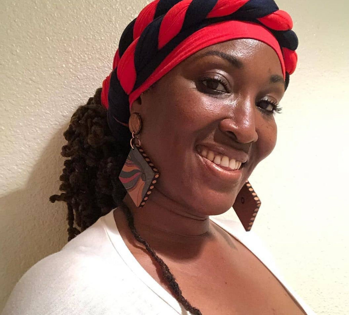 woman wearing double hehadwrap style using stretchy heawrap black and red